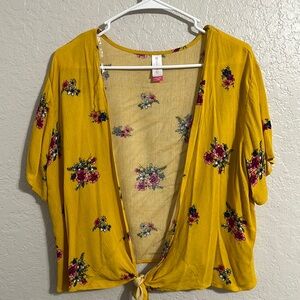 Short sleeve cover up in Yellow floral pattern